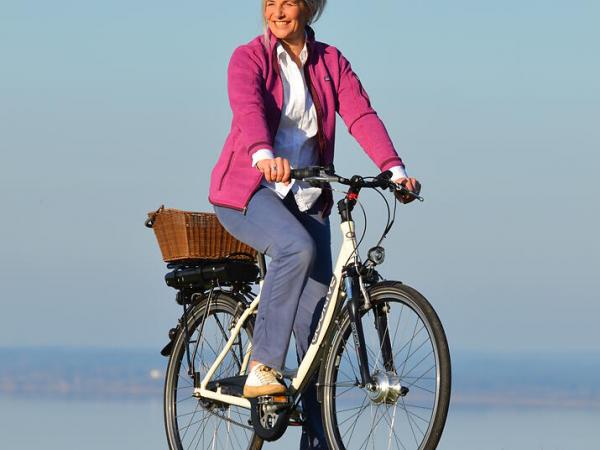 Cyclist with lake Chiemsee in the back