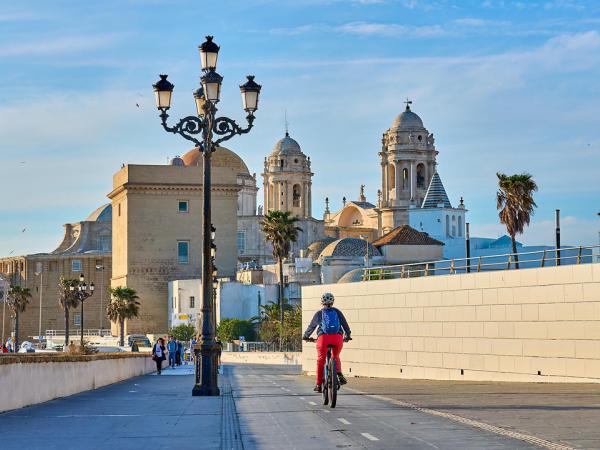 Radfahrerin an der Promenade in Cadiz