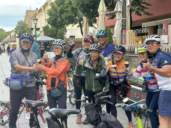 Belgrad/Zemun - cyclists stop for ice cream