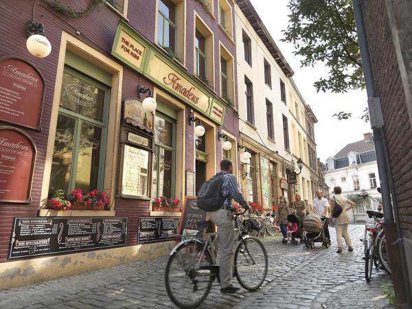 Cycling through the streets of Ghent