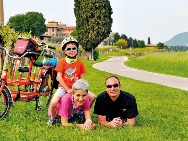 Familienfoto am Wegrand