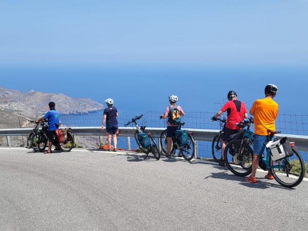 Radfahrergruppe blickt auf die Bucht