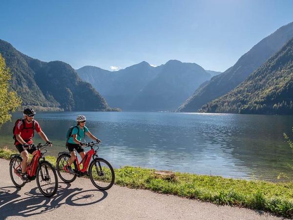 cyclists at the lake Hallstatt