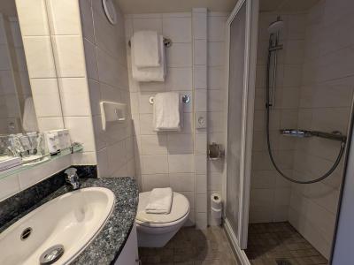 Veloria bathroom