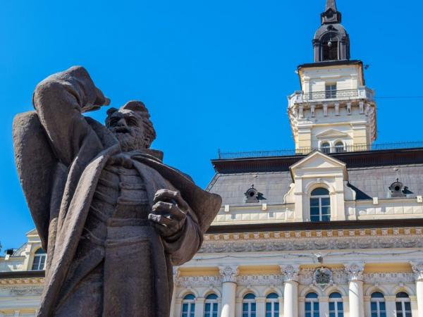 Rathaus mit Svetozar-Mileti?-Denkmal in Novi Sad