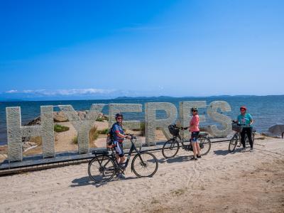 Cycle group in front of Hyeres-Sign
