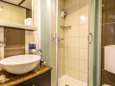 MS Olmissum - bathroom