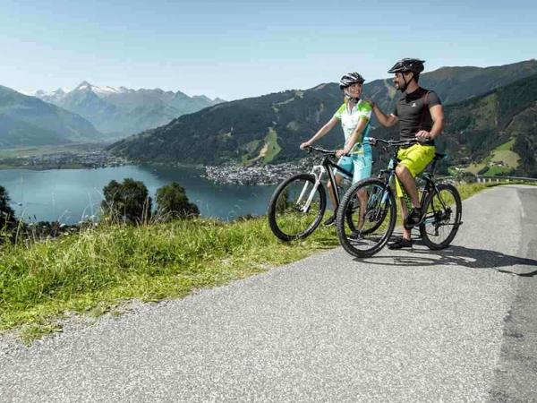 cyclists with view on Zell am See