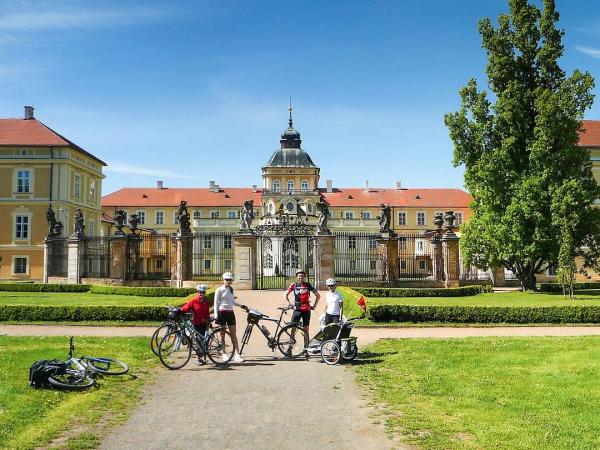 Horovice Castle with cyclists