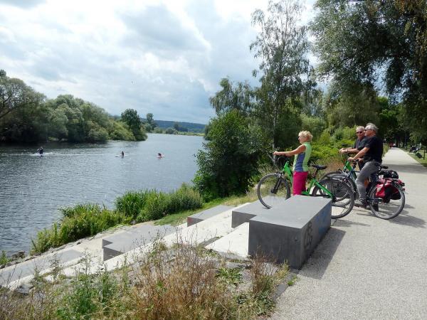 Radlergruppe am Flussufer der Ruhr