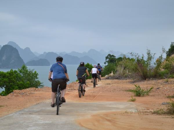 Radeln in der Ha Long Bucht - cycling through Ha Long Bay