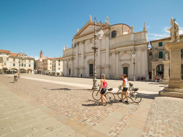 Cyclists in Basseno die Grappa