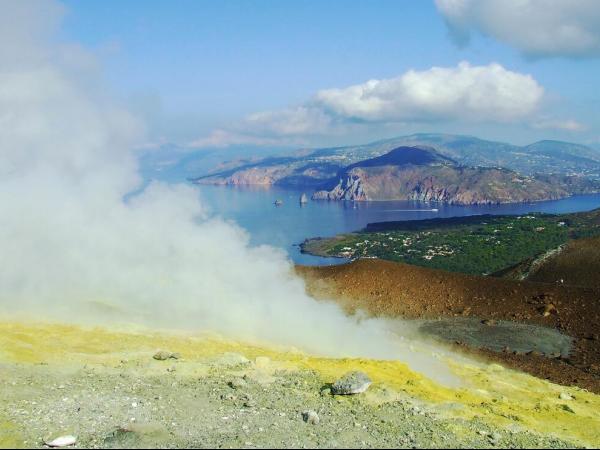 Schwefelablagerungen in der Vulkanlandschaft auf Vulcano