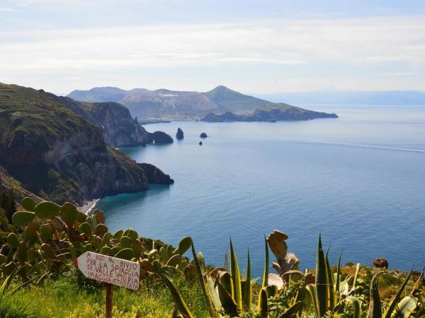 Blick auf eine Bucht der Insel Lipari