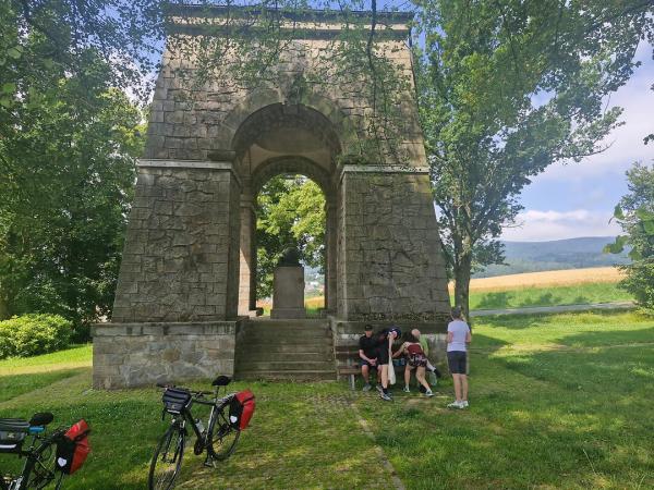 Cycle break at a memorial