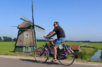 Radfahrer vor Windmhle