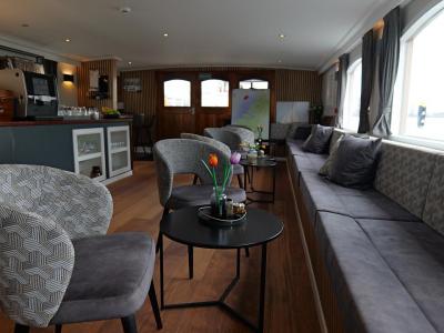 Magnifique 1 Lounge and Bar