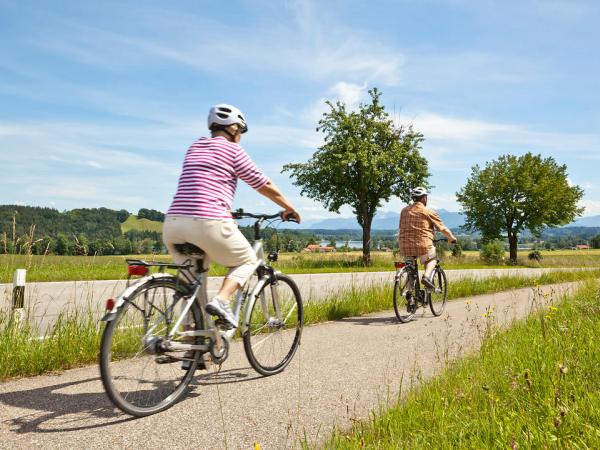 Cyclists near Lake Waginger See