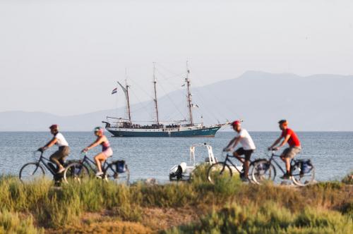 Cyclists with Atlantis in the background