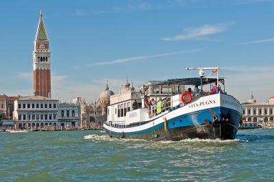 Schiff Vita Pugna in voller Fahrt vor Venedig