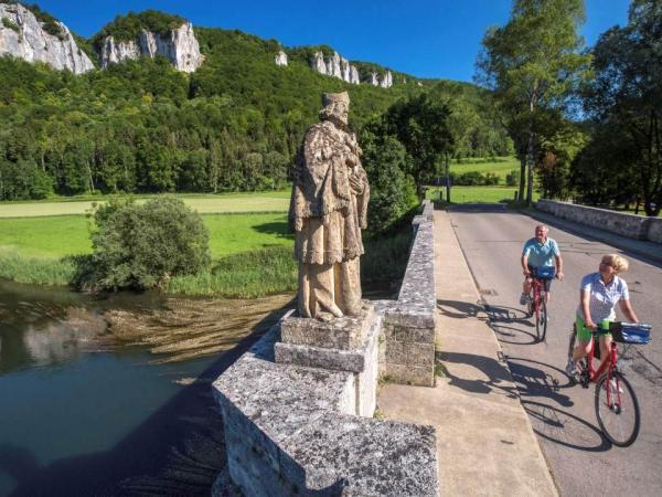 Cyclists near Nepomuk monument