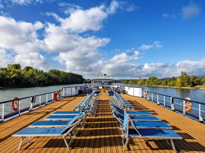 Veloria sun deck