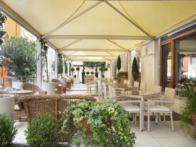 Hotel Ariston restaurant outdoors