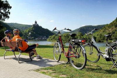Cycling the moselle river near Cochem