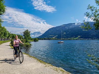 Lake Zell with cyclist