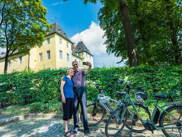 Alfter Castle with cyclists