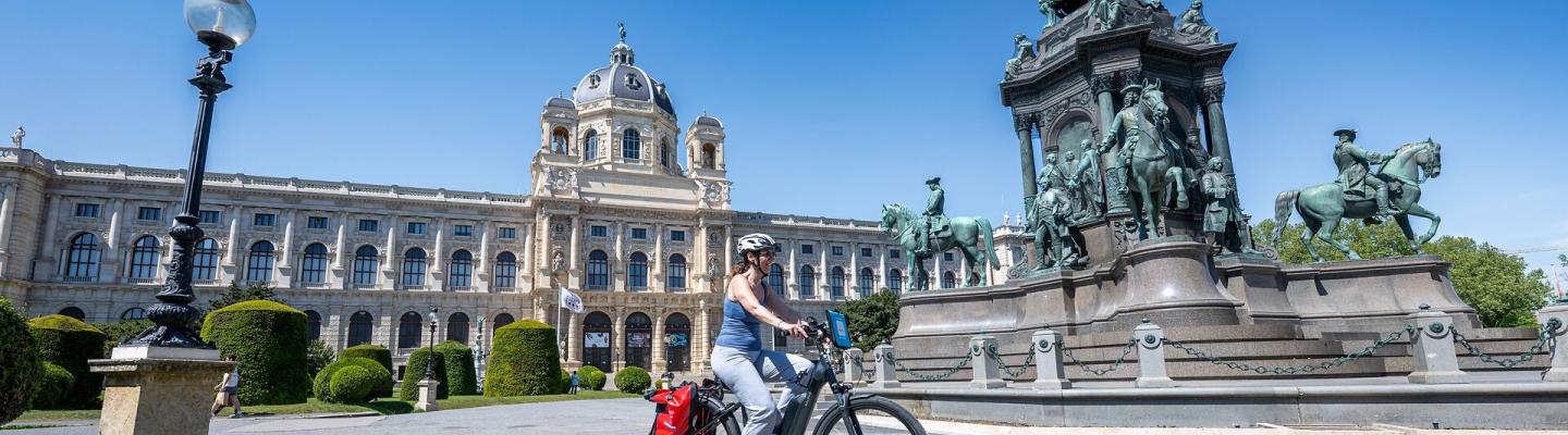 Cyclist in Vienna in fornt of the museums | &copy; Rad + Reisen GmbH | Carina Essbuechl / Carina E�b�chl