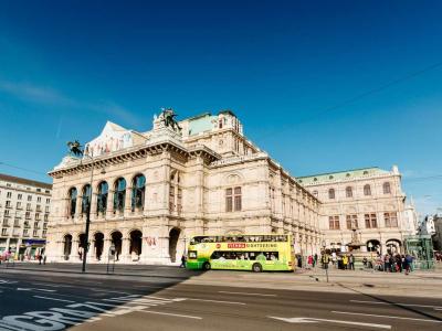 Staatsoper mit Vienna Sightseeing Bus