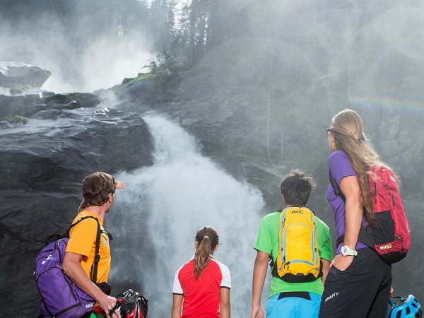 Familie auf Radtour - Pause beim Wasserfall