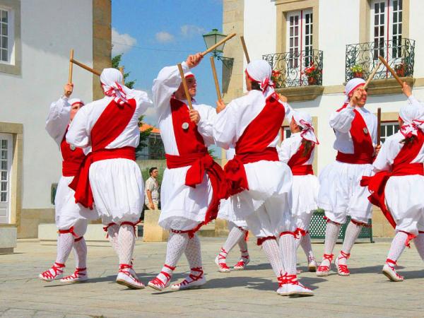 portugues folk dance group in the streets 