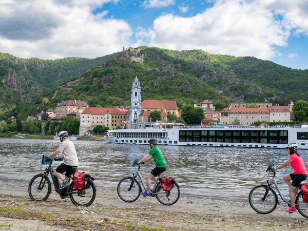 Cyclists in D�rnstein with MS Lisabelle in the back