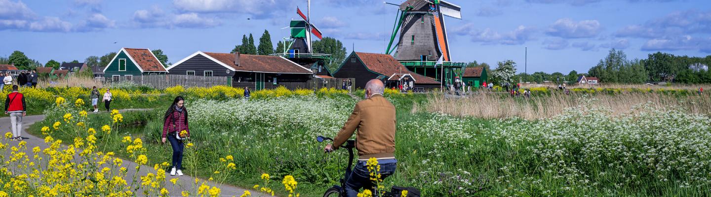 Cyclist in Zaanse Schans | © Carina Ebchl