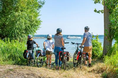 Bike family takes a break along the M�ritz