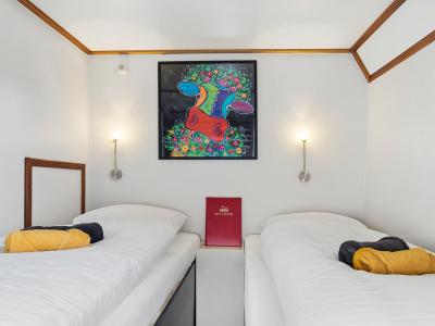 twin cabin Anna Antal