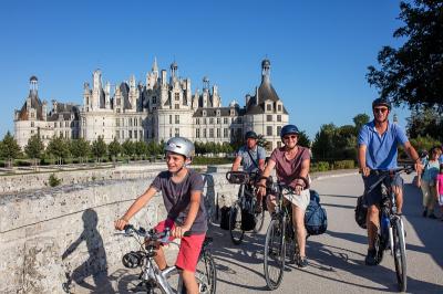 Radfahrer-Familie vor Schloss Chambord