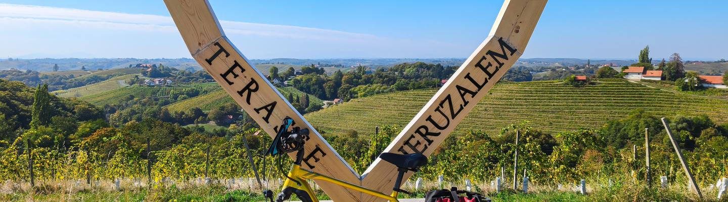 Aussichtspunkt Jeruzalem - Weinterrasse mit Holzherz und Fahrrad