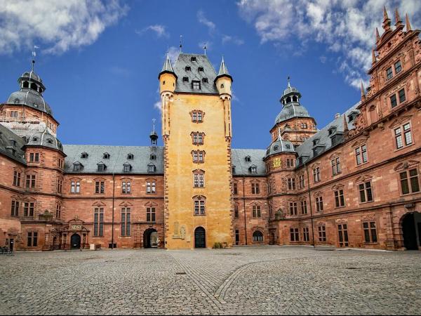 Johannisburg castle courtyard
