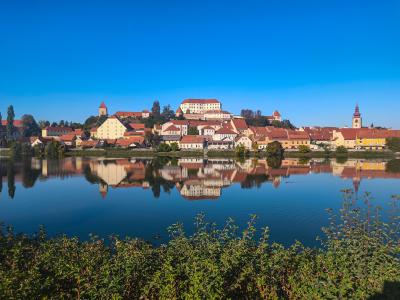 Panorama von Ptuj mit Fluss Drau im Vordergrund