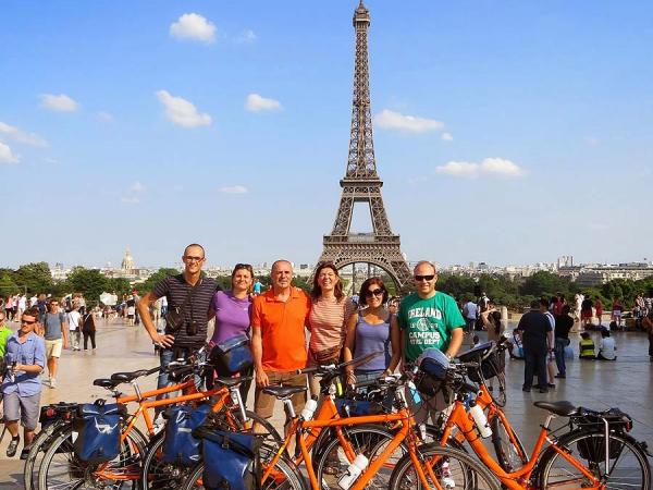 cyclists in front of the Eiffel Tower