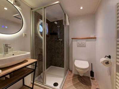 Leafde fan Fryslan bathroom suite