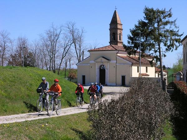 Cyclists on their way to Gradisca 