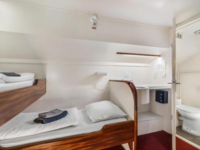 Clair de Lune Cabin/Bathroom