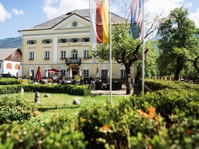 Schlosshotel Lerchenhof outside