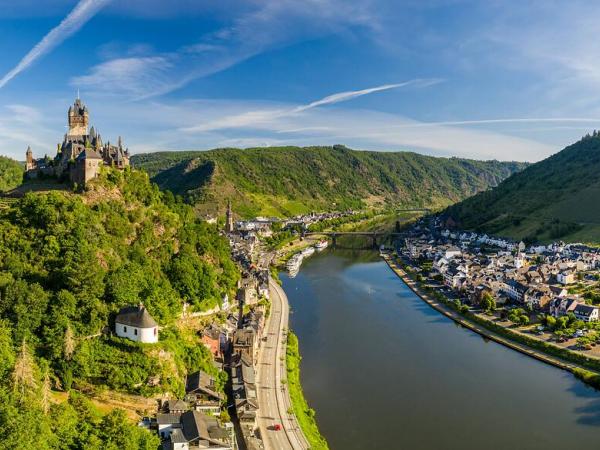 Blick auf Reichsburg bei Cochem an der Mosel