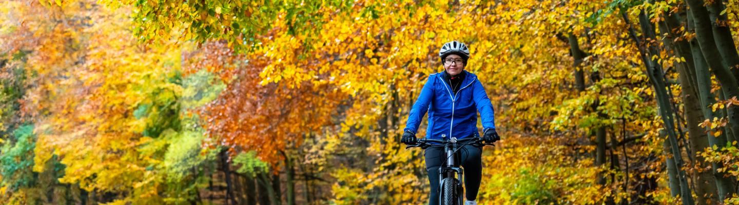 Radfahrerin im Herbst