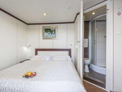 Double cabin upper deck